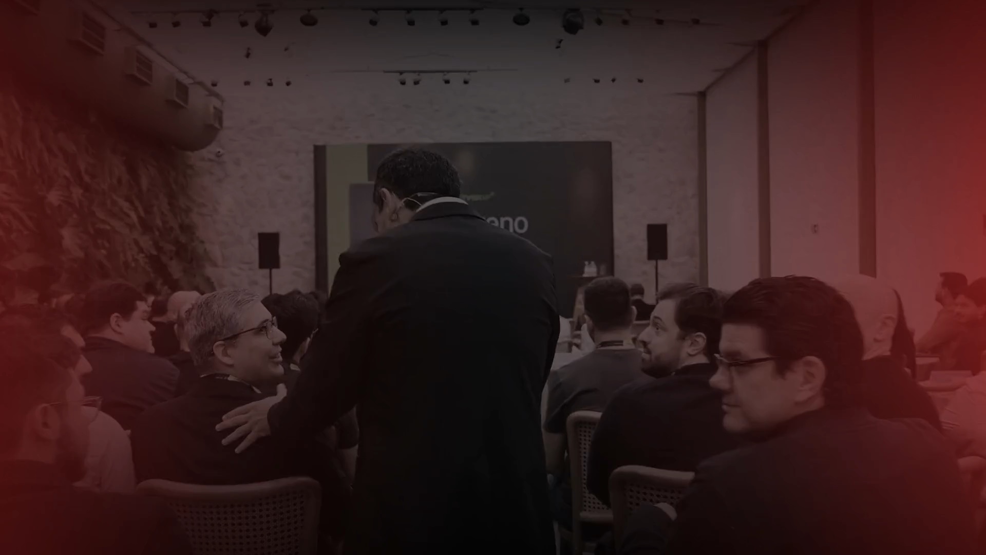 Cenas da edição anterior do Masi Experience: palco, plateia e conversas entre participantes.